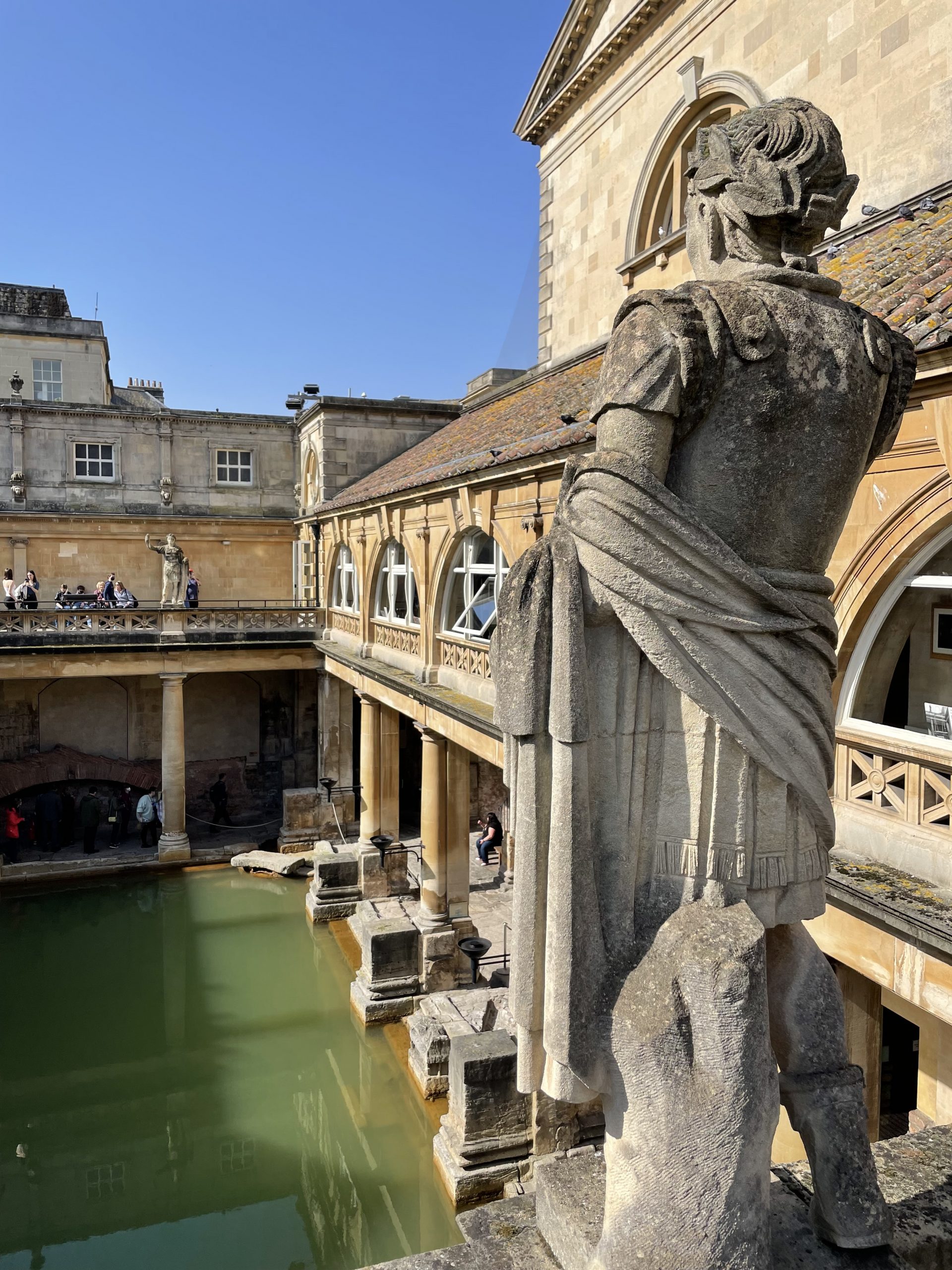 qué intelligence overview