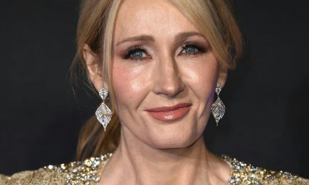 JK Rowling faz ataque transfóbico