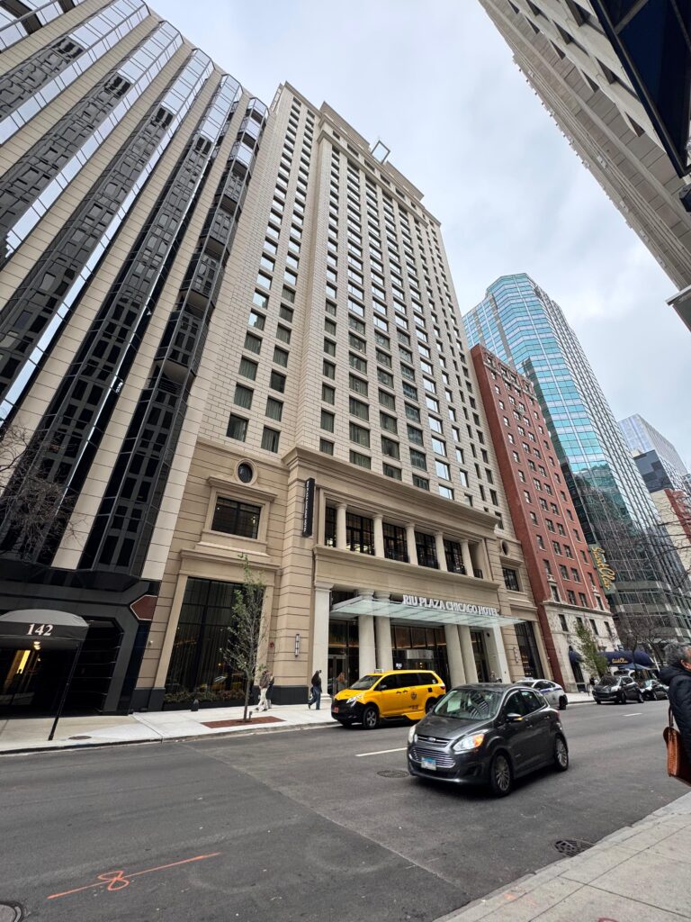 fachada RIU Plaza Chicago Hotel